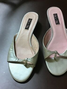 Vis  Vie silver leather thong slides size 7